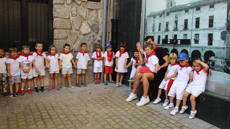 Zuri-gorri bilakatu da Azpeitia, San Fermin Txiki festan