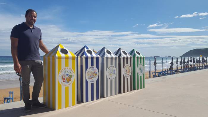 Toldo itxurako edukiontziak jarri dituzte Zarauzko malekoian