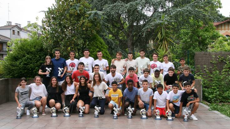 Anaitasuna, 85 urtean baloia oinetan