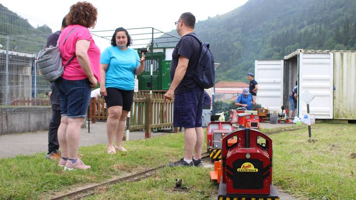 Hainbat lekutako 20 tren txiki inguru ikusgai daude Iraetan