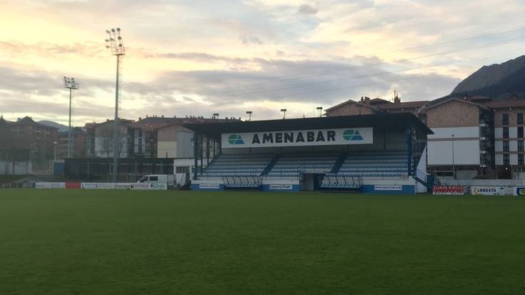 Emakumeen futbol taldeari "elkartasuna eta babesa" eskaini dizkie Lagun Onakek eta Azpeitiko Udalak