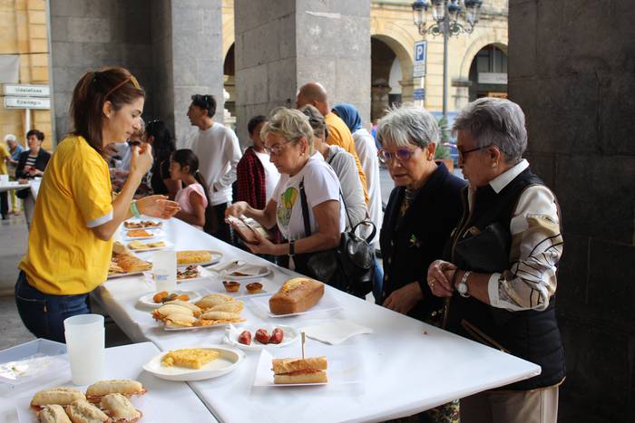 Beningo kaleko umeen alde egiteko pintxoak saldu dituzte Azkoitian