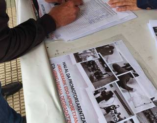 Etxape Zentro Sozialistaren aldeko sinadura bilketa abiatu dute