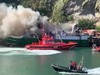 Su hartu du itsasontzi batek eta bi lagun erietxera eraman dituzte kea arnasteagatik