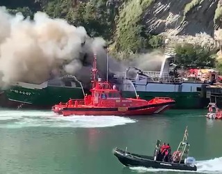 Su hartu du itsasontzi batek eta bi lagun erietxera eraman dituzte kea arnasteagatik
