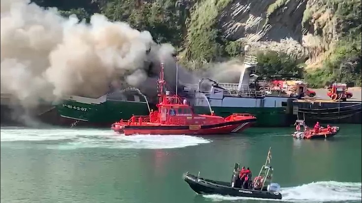 Su hartu du itsasontzi batek eta bi lagun erietxera eraman dituzte kea arnasteagatik