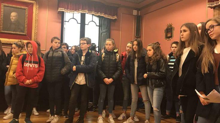 Hazparneko Elhuyar ikastetxeko ikasleak eta irakasleak Azpeitian dira egunotan