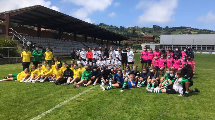 Tximist Cup futbol txapelketa irabazi dute Zarauzko neskek