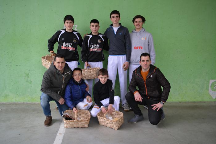 Ume jolasak, pilota partidak eta herri kirolak izan dituzte protagonista Matxinbentan, Santa Ageda bezperan