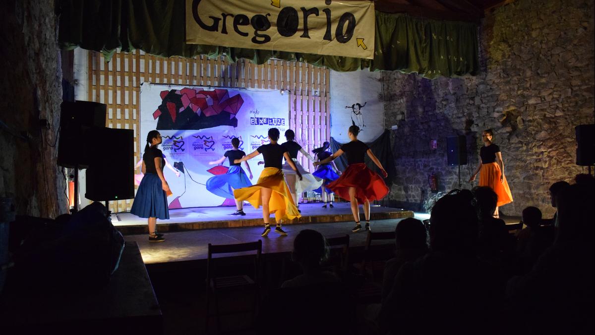 Harribil dantza taldeak emanaldia eskaini du Etxeluzen