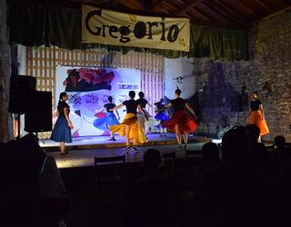 Harribil dantza taldeak emanaldia eskaini du Etxeluzen