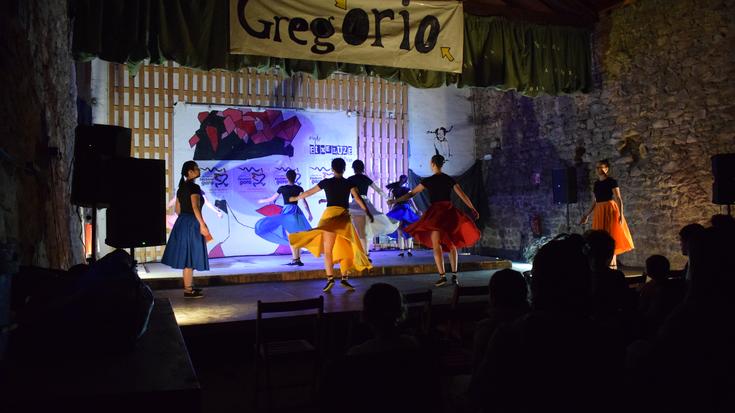 Harribil dantza taldeak emanaldia eskaini du Etxeluzen