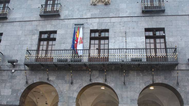 Espainiako bandera jarri dute Azpeitiko udaletxean