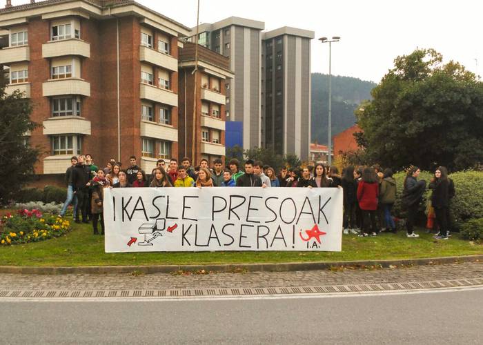 Preso diren ikasleen eskubideen aldeko elkarretaratzea egin dute