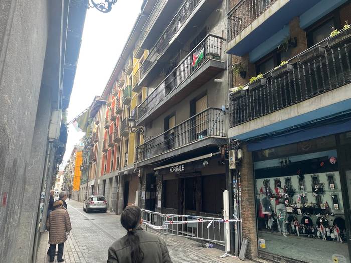 Erdikalea 27ko bizilagunek teknikoek baimena eman zain egon beharko dute etxeetara itzultzeko