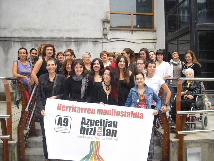 Azpeitiko hainbat emakumek bat egin du azaroaren 9ko manifestazioarekin