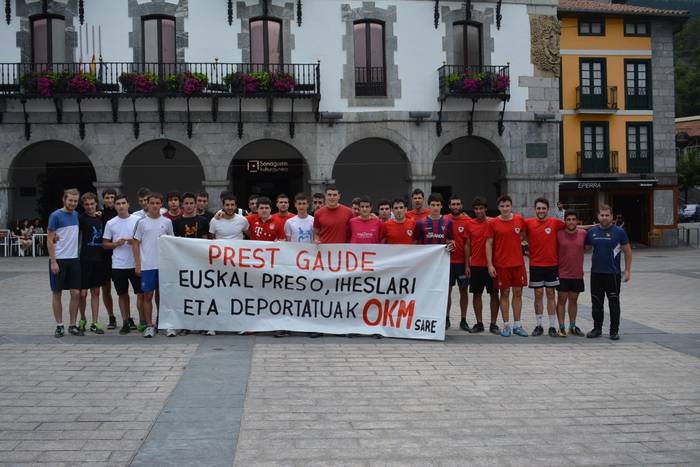 ARGAZKI BILDUMA: Txaperuek eta Txifor taldeak nagusitu dira Azpeitiko Sarek antolatutako futbito txapelketan