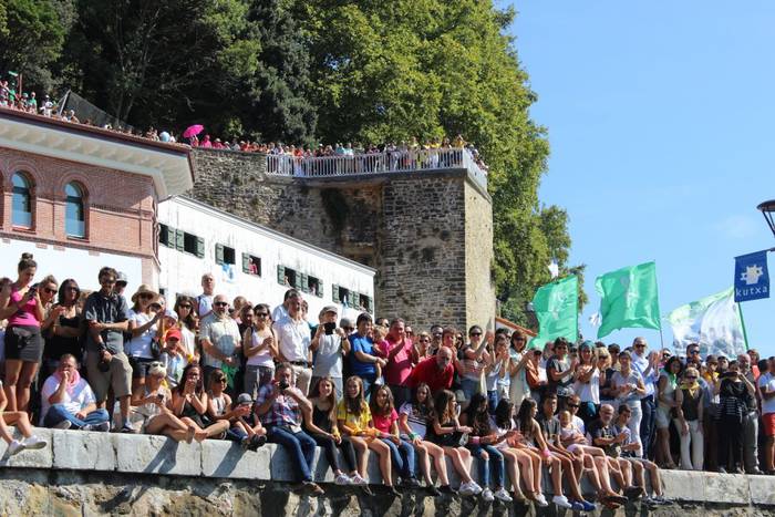 Festa giro ederra izan da gaur Donostiako Estropadan