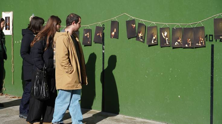 Indarkeria matxistaren kontrako arte erakusketa egin dute Frontoi Txikin