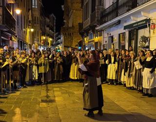Makilak eskuetan, kopla kantari aritu dira herritarrak Santa Ageda bezperan