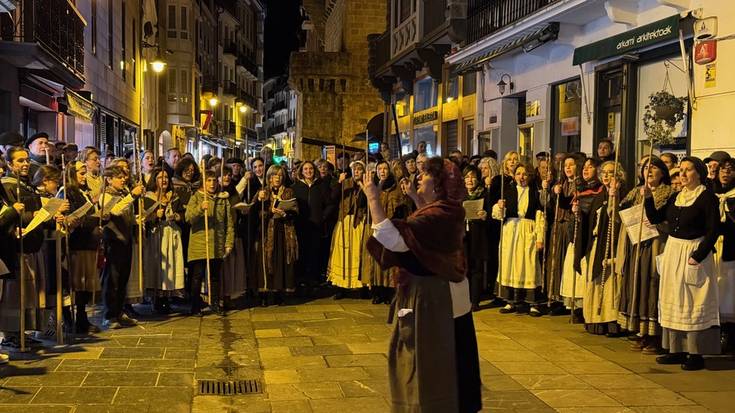 Makilak eskuetan, kopla kantari aritu dira herritarrak Santa Ageda bezperan
