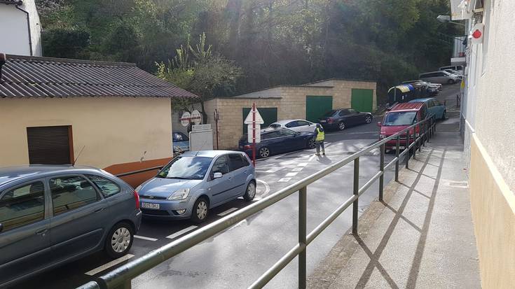 Beste hiru aparkaleku kenduko dituzte San Jose kalean igogailuaren lanak direla eta