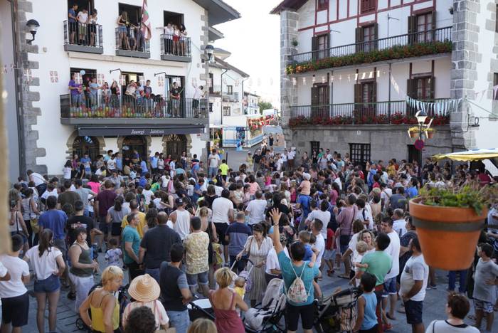Festa batzordeko kideek eta boluntarioek jaietan egindako lana eskertu du Aiako alkateak