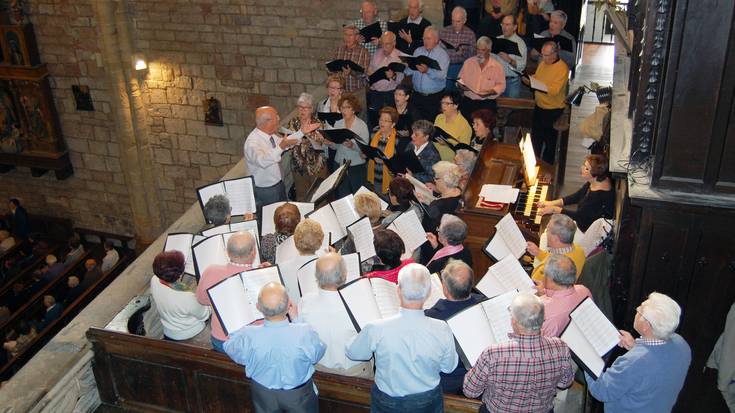 Igandeko meza abestuko du Beheko Plazak eta ondoren kantu kalejiran atera da