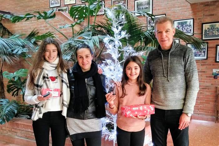 M&J ikastetxeko bi ikasle sarituak Gabonetako Christmas lehiaketan