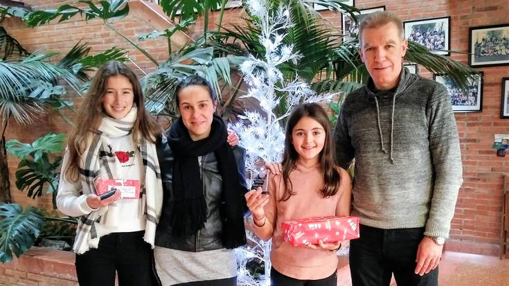 M&J ikastetxeko bi ikasle sarituak Gabonetako Christmas lehiaketan