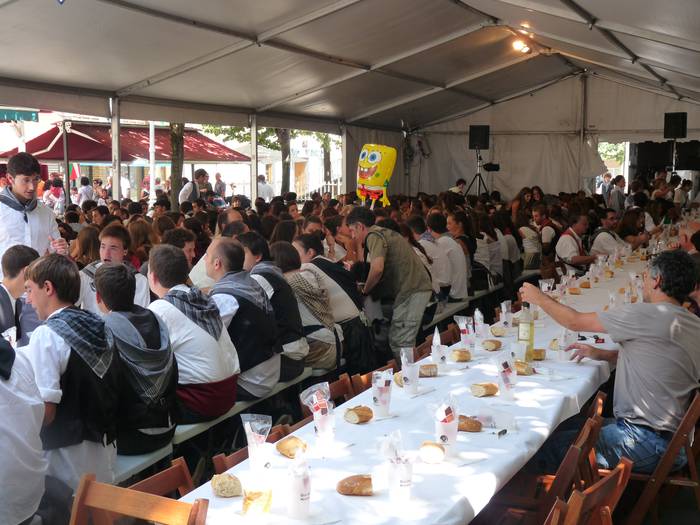 Euskal Jai egunean lan egiteko deialdia luzatzen zaie herriko taldeei