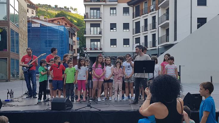 [BIDEOA] Musika Eskolako ikasleak Pink Floyd jotzen