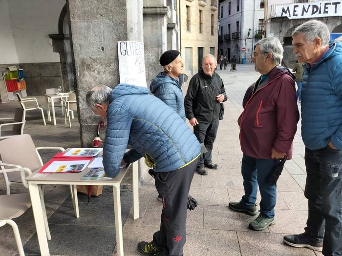 Mozioa babesteko sinadurak jaso dituzte pentsiodunek