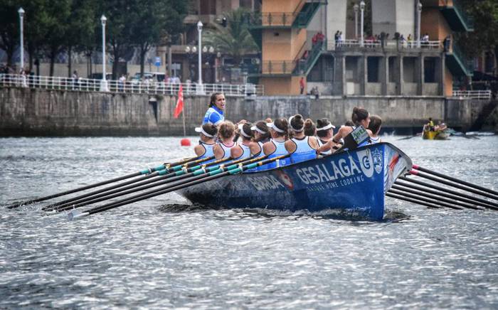 Ligako azken estropada dute gaur Zarautz Gesalaga Okelango neskek