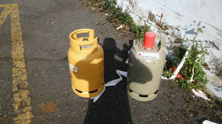 Estazioko industriguneko aparkalekua, zaborrez beteta 