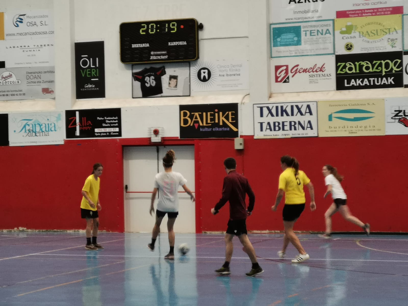 Ostiralera arte luzatu dute emakumezkoen areto futbol txapelketarako izen ematea