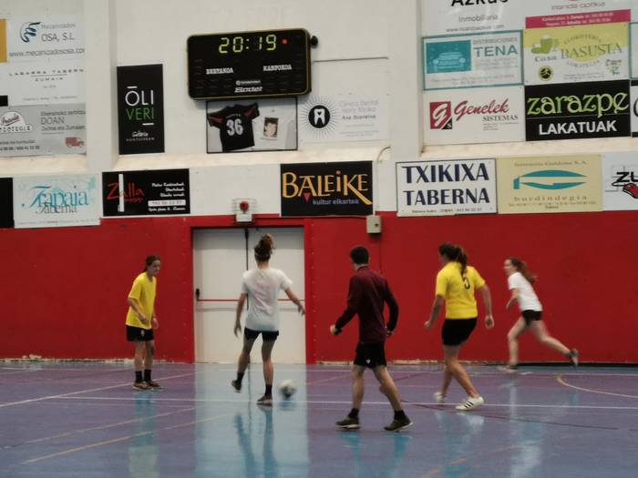 Ostiralera arte luzatu dute emakumezkoen areto futbol txapelketarako izen ematea