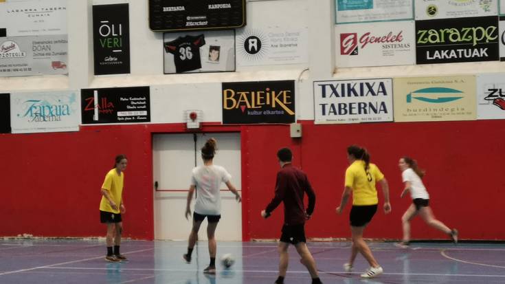 Ostiralera arte luzatu dute emakumezkoen areto futbol txapelketarako izen ematea