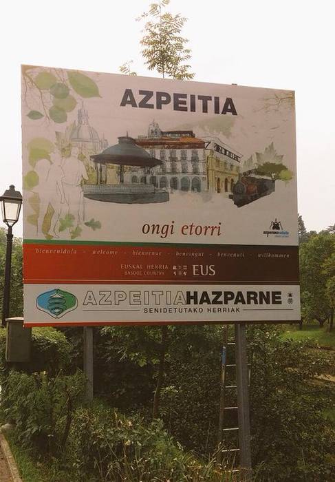 Azpeitiko herriko sarreretako panelak aldatu ditu Udalak