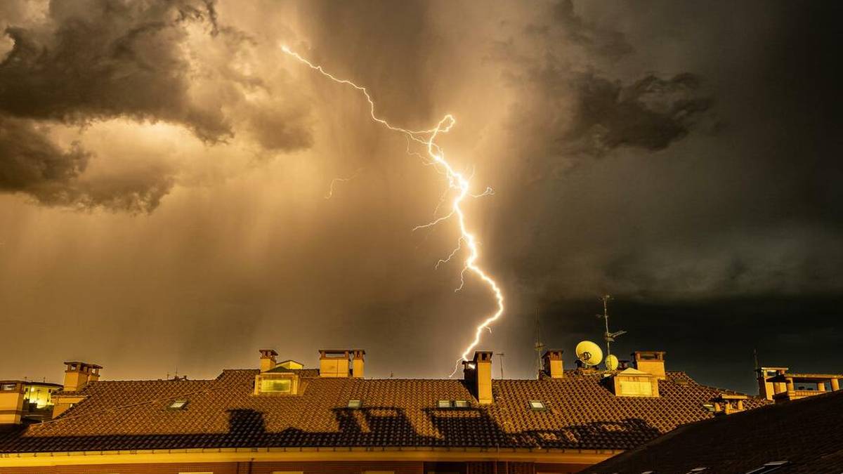 Ekaitzak tximisten ikuskizun ederra ekarri du bart Oriora