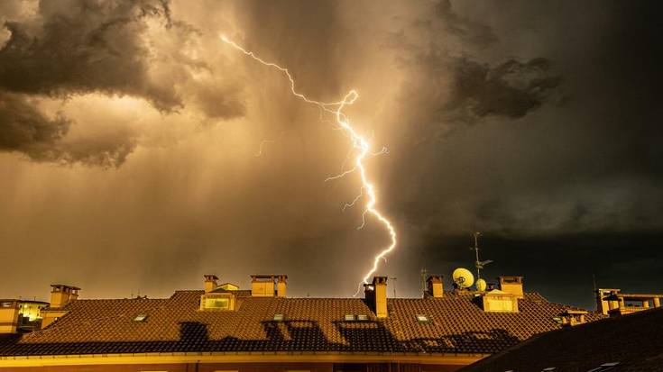 Ekaitzak tximisten ikuskizun ederra ekarri du bart Oriora