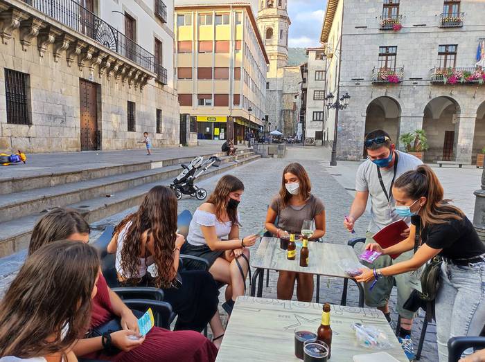 'Taberna Laket!' kanpainako hezitzaileak ibili dira terrazaz terraza