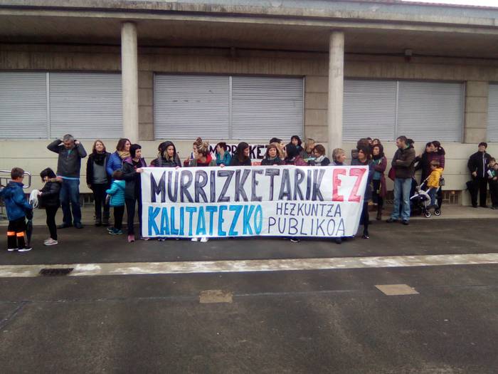 Hezkuntza publikoko murrizketak salatzeko, mobilizazioak hasi dituzte Karmelo Etxegarain