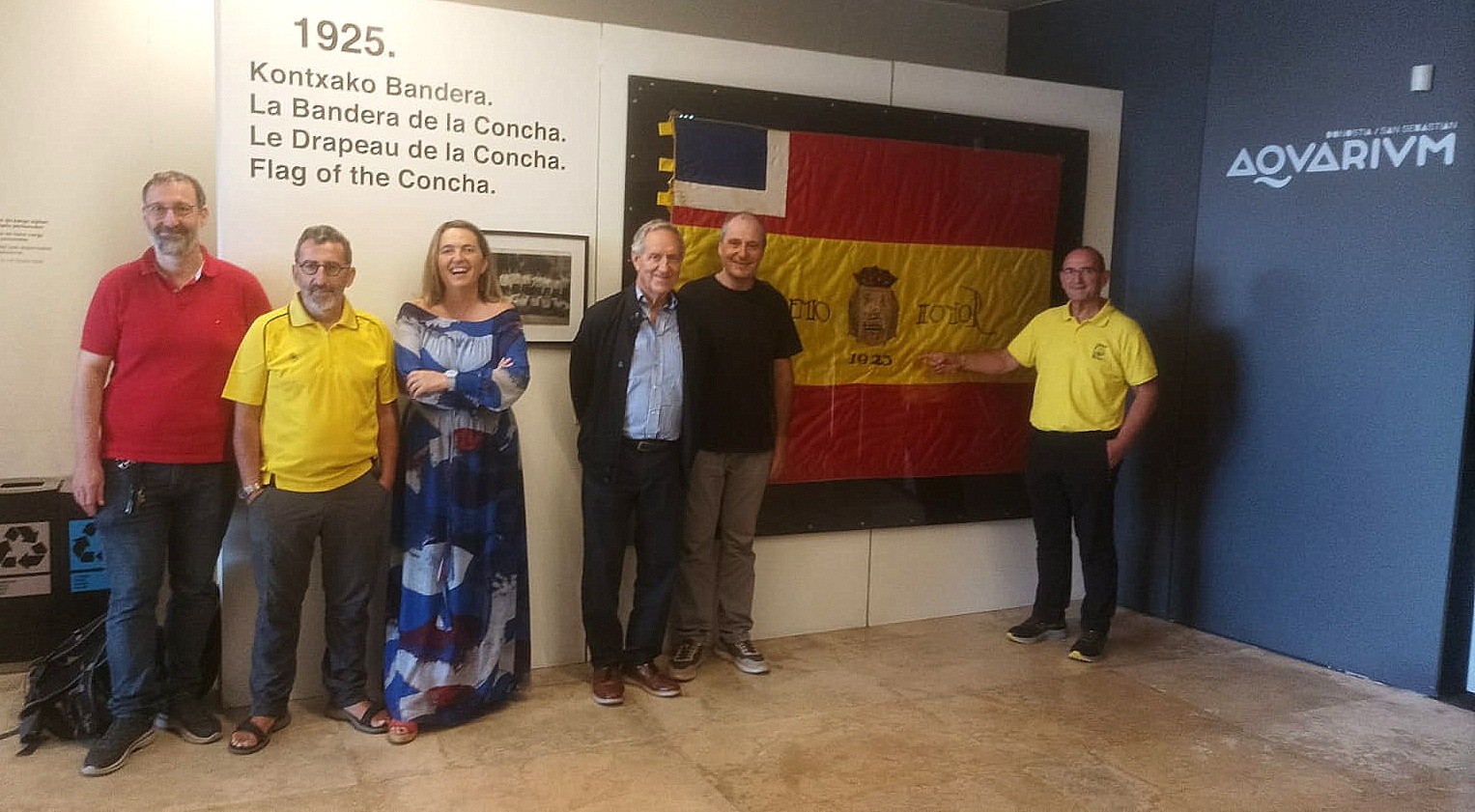 Oriok 1925eko Kontxan irabazitako bandera ikusgai dago Aquariumen