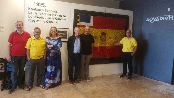 Oriok 1925eko Kontxan irabazitako bandera ikusgai dago Aquariumen