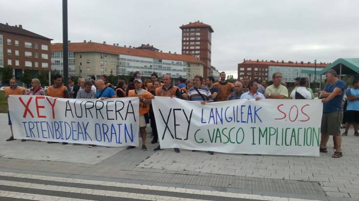 Xeyko langileak Lakua aurrean kontzentratu dira