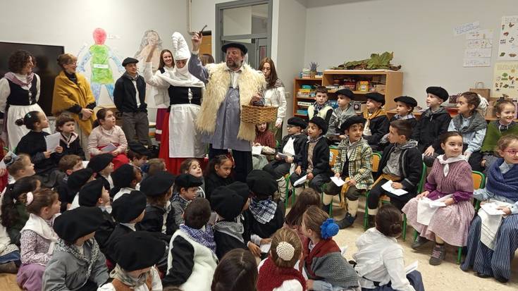 Gabonetako magian murgildu dira ikastetxeetan