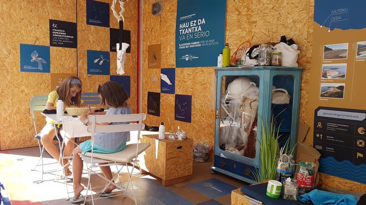 Plastikoak itsasoan duen eragina azaltzen duen sentzibilizazio kanpaina heldu da Itzurunera