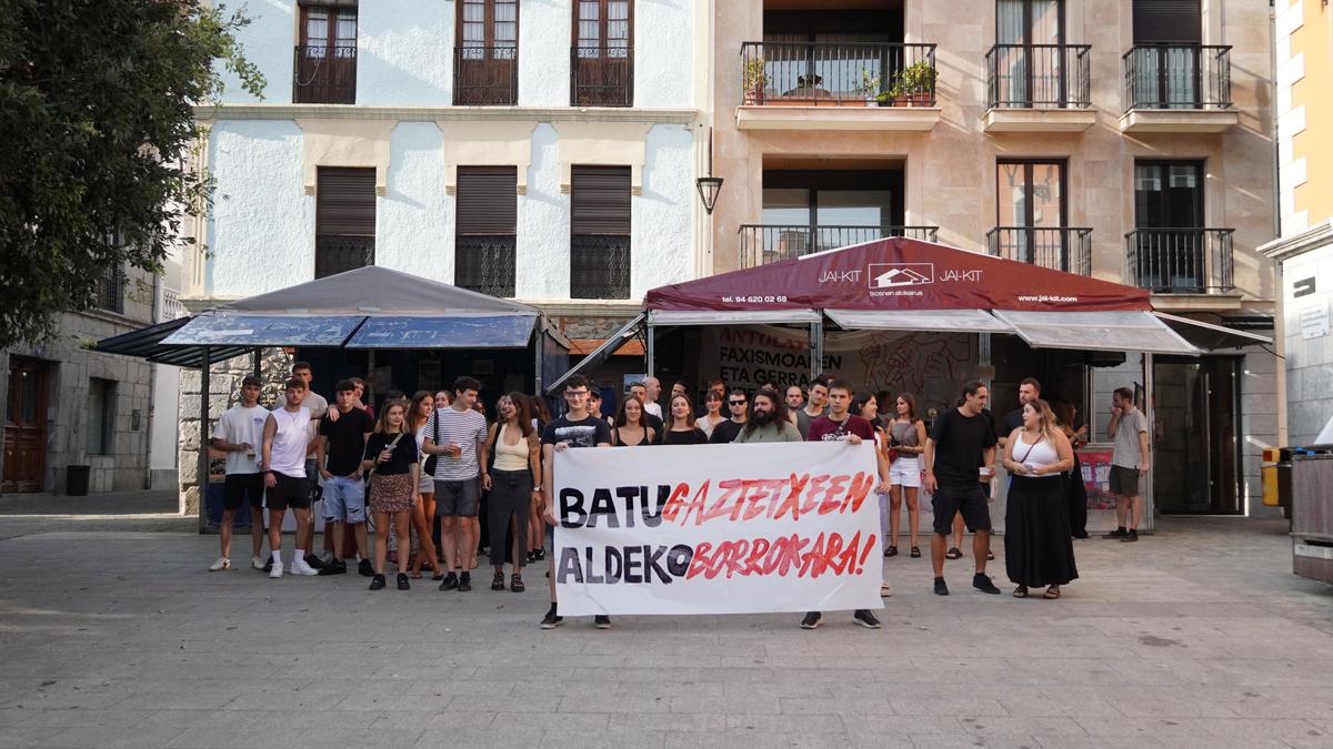 Gaztetxeen aldeko borroka aldarrikatuz bota du txupinazoa Zestoako Gazte Asanbladak