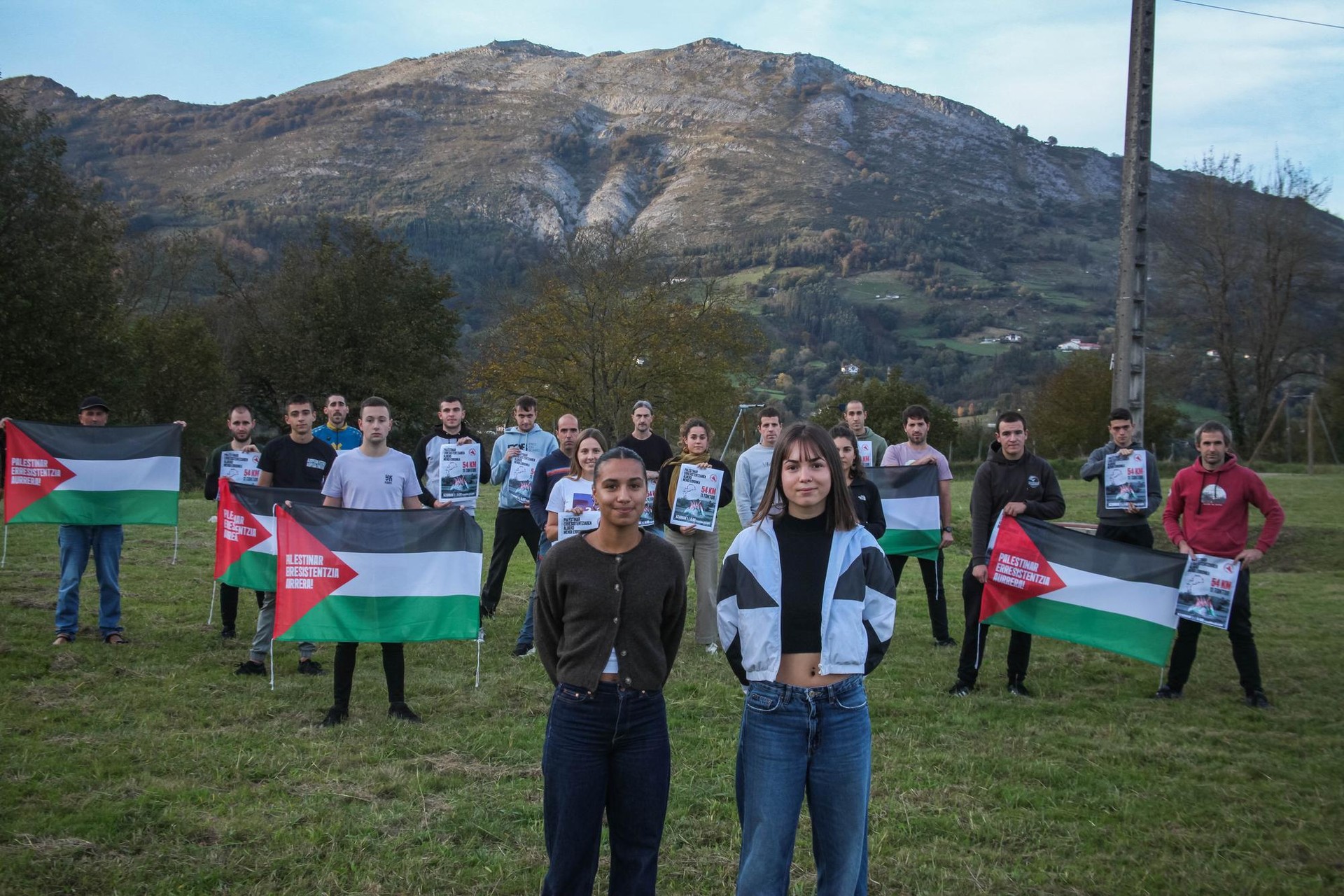 Hamalau eragilek eta ehunka norbanakok egin dute bat Palestinako erresistentziaren aldeko mendi erronkarekin
